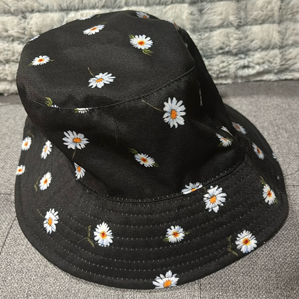 Alice + Olivia reversable bucket hat